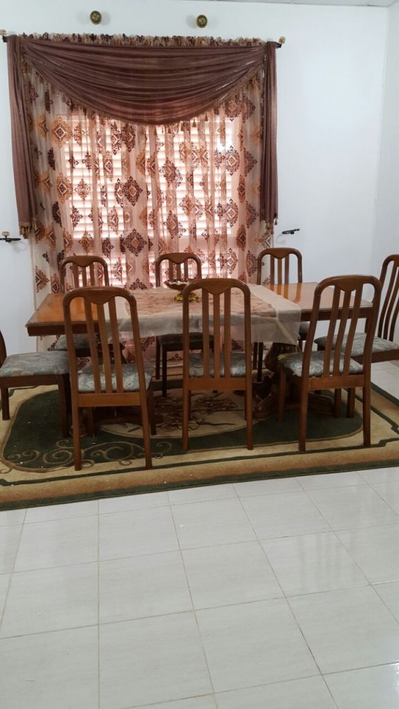 Table En Vrai Bois Et Chaises Djibouti