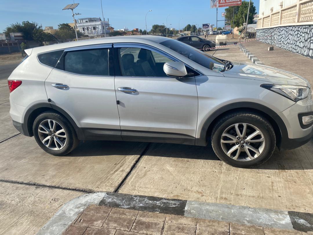 Hyundai Santa Fe GPL automatique excellent état à Djibouti