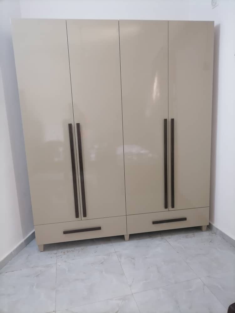 Armoire moderne 6 portes – Finition bicolore sur-mesure