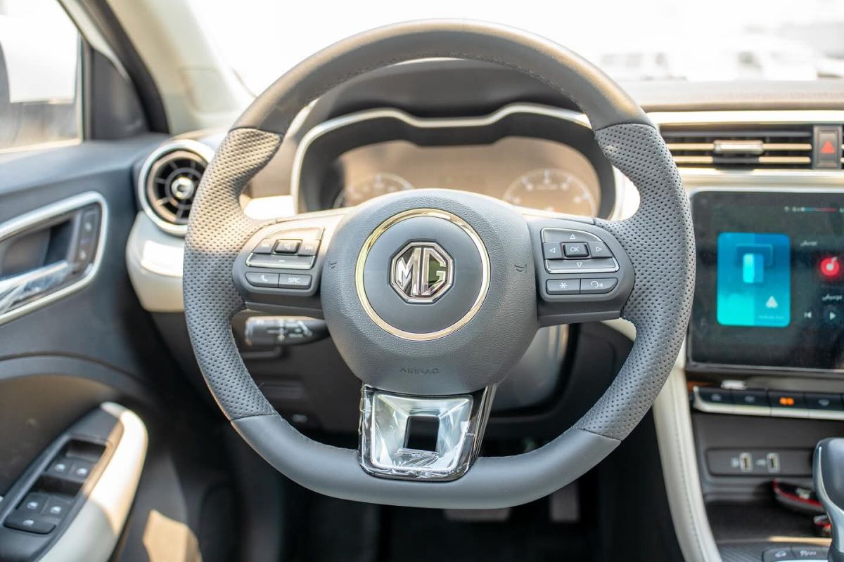 Voiture MG ZS 2025, essence, boîte automatique, blanc