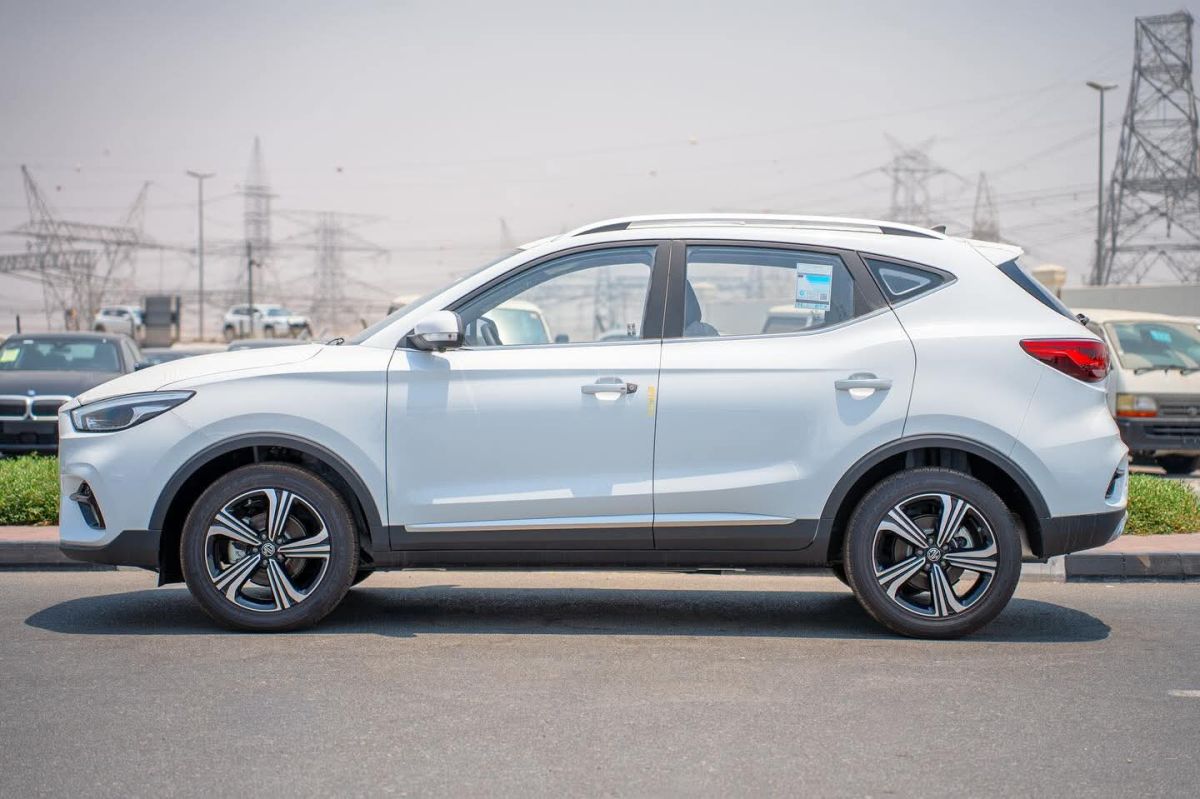 Voiture MG ZS 2025, essence, boîte automatique, blanc