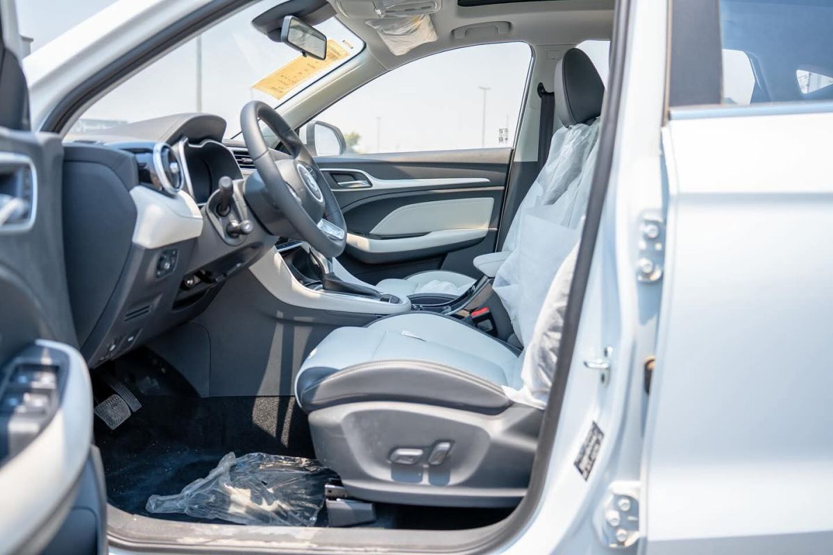 Voiture MG ZS 2025, essence, boîte automatique, blanc