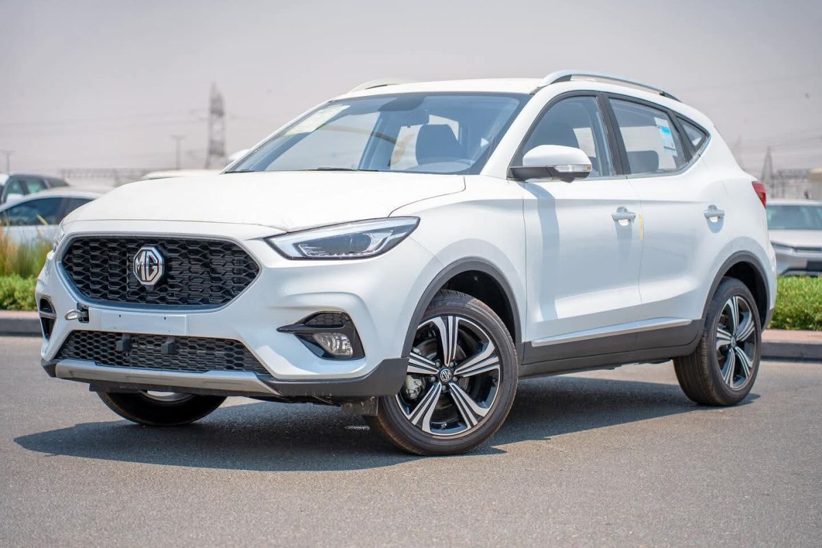 Voiture MG ZS 2025, essence, boîte automatique, blanc