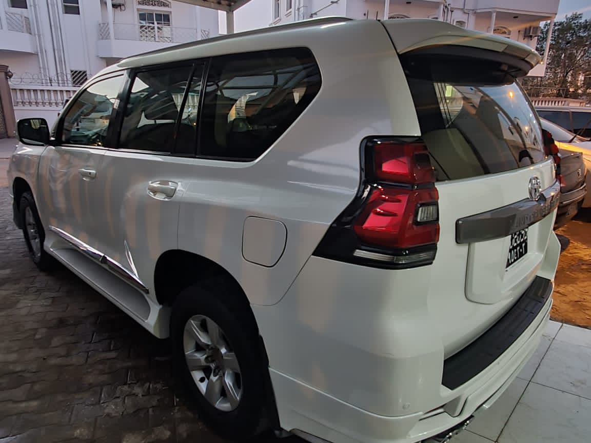 Lot de 5 voitures d\'occasion : Toyota Landcruiser, Hyundai Creta, Hyundai Tucson, Hilux en excellent état