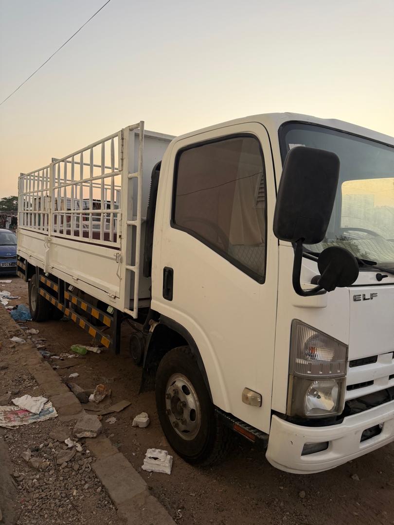 Camion Isuzu importé de Dubaï, en excellent état avec équipements neufs