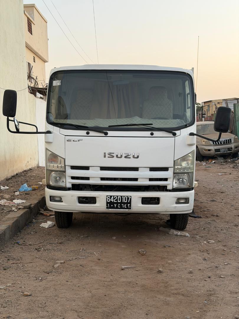 Camion Isuzu importé de Dubaï, en excellent état avec équipements neufs