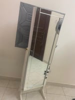 Miroir presque neuf à vendre à 12000fr. 77 36 20 19