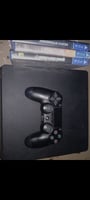 PS4 slim avec 2 manettes et 3 jeux inclus