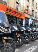 Moto à louer pour déplacements matinaux