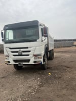 2 véhicules en excellent état à vendre : camion Howo et Toyota Dina, diesel, négociables