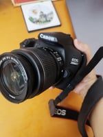 Canon 2000D avec accessoires et carte SD