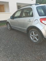 Suzuki SX4 essence, bon état, prix négociable.