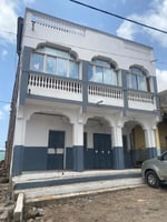 Grande maison spacieuse avec terrasse et 2 balcons à Hodan. Facile d'accès. 4 chambres et grand salon.