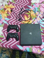 Console PS4 avec 2 manettes et jeu inclus