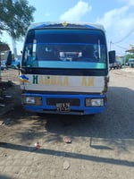 Bus en excellent état avec moteur neuf à vendre à Djibouti