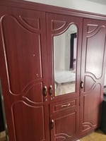 Armoire en bois verni avec miroir intégré et rangements optimisés