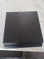 Console PS4 avec 2 manettes et 2 jeux