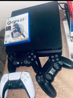 PS4 avec 2 manettes en excellent état