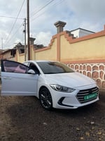 Deux Hyundai Avante 2018 en excellent état à vendre - Blanc et Noir