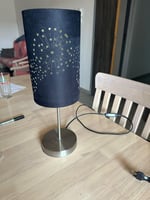 Lampe de table design avec abat-jour perforé à vendre