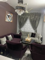 Salon neuf violet/gris avec tapis et rideau inclus