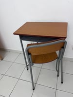 Bureau enfant en excellent état avec chaise