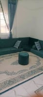 Salon Qaaci à deux étages, excellent état, avec rideaux et tapis