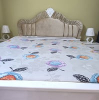 Lit et tables de chevet en bon état à vendre