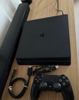 PS4 Slim 1manettes, état impeccable, prix négociable