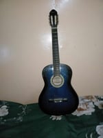 Guitare acoustique bleu foncé avec sac de couverture