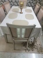 Table à manger en bon état avec 6 chaises et accessoires inclus