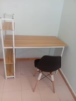 1 bureau avec une chaise