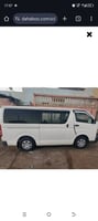 Minibus Toyota Hiace climatisé à louer pour transport de personnel