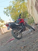 Moto cross 200cc en excellent état - Roule depuis 1 an
