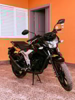 Moto TVS 160 cc 2023, noir, très bon état, faible kilométrage