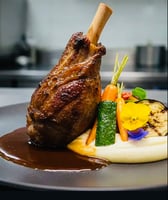 Chef de cuisine exp&eacute;riment&eacute; dans diff&eacute;rentes sp&eacute;cialit&eacute;s