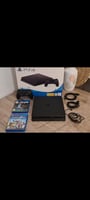 PS4 Slim 1To, très bon état, 2 manettes, 4 jeux inclus