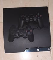 PS3 avec 2 manettes et 13 jeux, en bon &eacute;tat