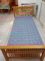 Lit simple en bois avec matelas m&eacute;dical