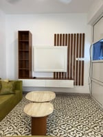 Meuble TV mural moderne avec &eacute;tag&egrave;res et panneaux d&eacute;coratifs