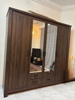 Lot de mobilier chambre en bois brun fonc&eacute; 180x200cm