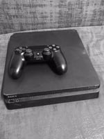 Playstation 4 avec 2 manettes et 1 jeu inclus