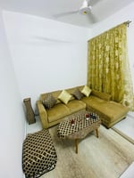 Salon quasi neuf avec tapis et table basse