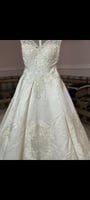 Robe de mari&eacute;e avec broderie et dentelle fait main