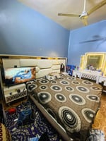 Chambre à coucher complète avec lit double, armoire et coiffeuse