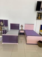Chambre enfant complète – lits simples violet & rose avec bureau