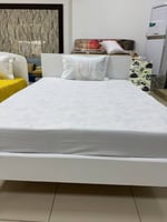 Lit double blanc pour une chambre moderne et élégante