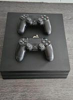 PS4 Pro avec 2 manettes, en excellent état