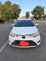 Toyota Yaris blanche, boîte automatique, économique et confortable