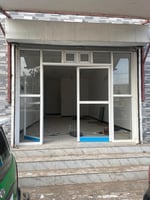 Local commercial avec toilette et réservoir d'eau à louer - Rue Mandela